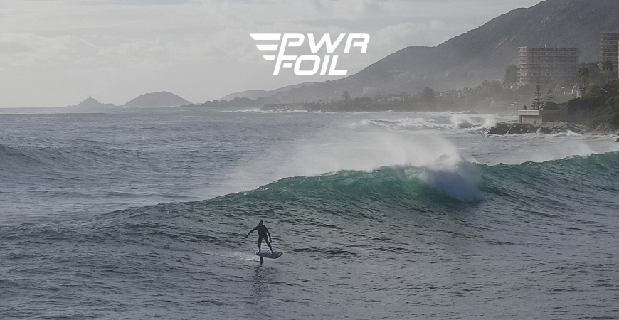 Domare le onde di 3 metri della Corsica con il PWR-Foil: un'avventura elettrizzante!