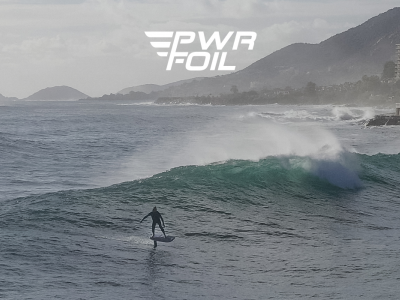 Dompter des vagues colossales en Corse avec l'e-foil PWR-Foil : Une Aventure Électrisante !